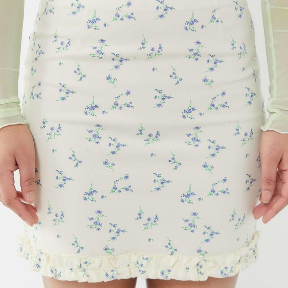 Urban Outfitters • Retro Floral Mini Skirt - Picture 6 of 11